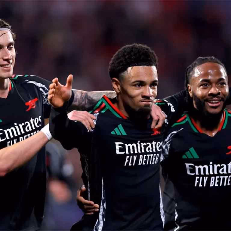 Jugadores del Arsenal celebrando gol contra el Girona
