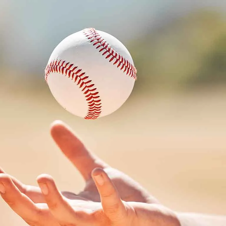 Mano atrapando pelota de beisbol