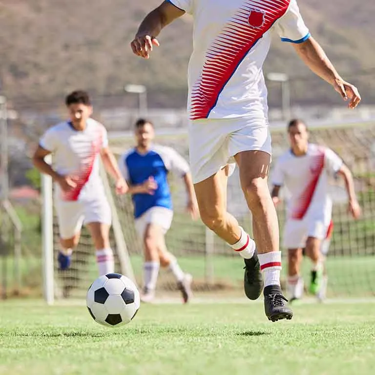 Jugadores en partido de futbol
