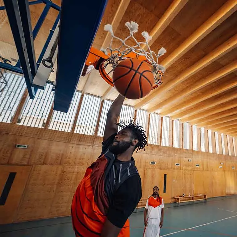 Jugador de baloncesto encestando