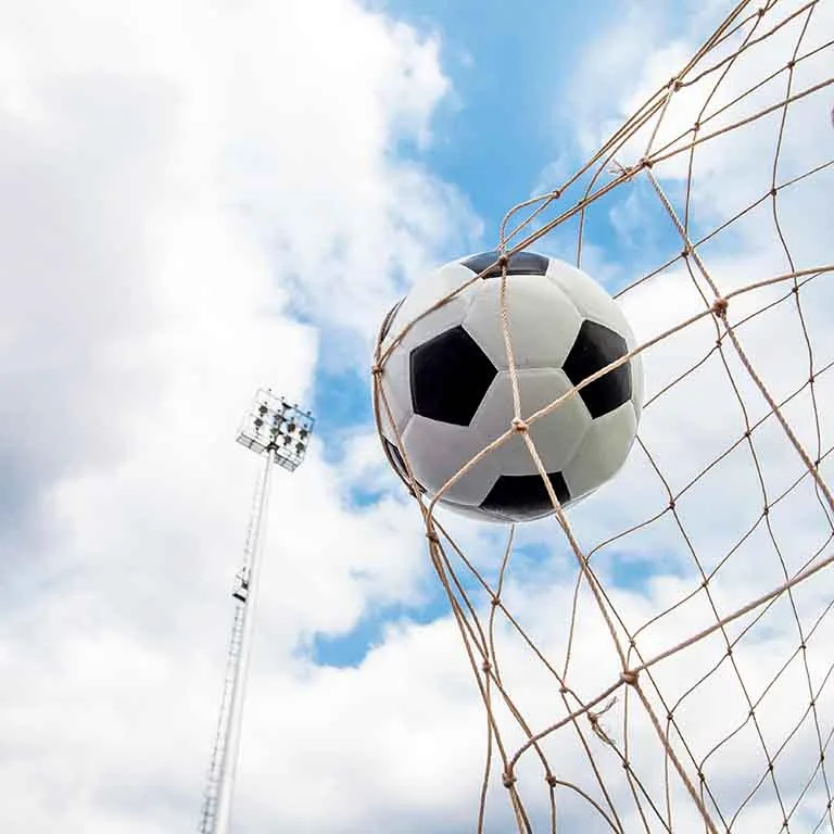 Balon de futbol golpeando la red